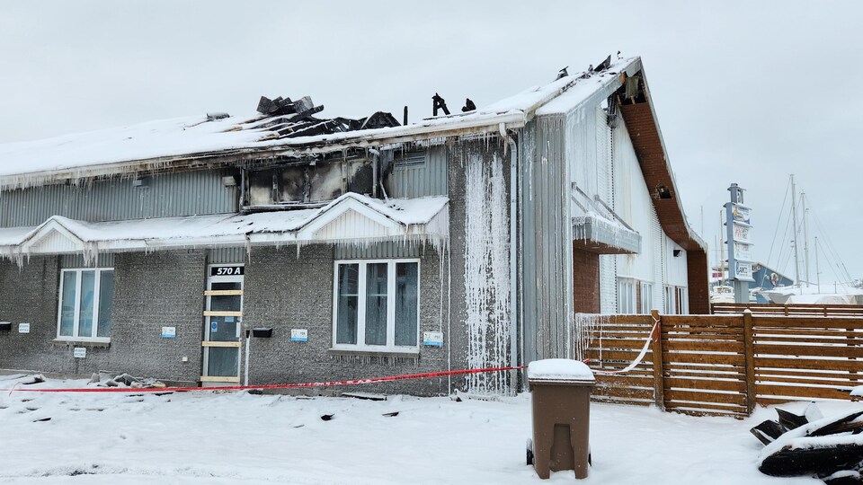 Le bâtiment ainsi que les débris causés par le feu.