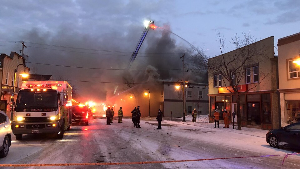 Les pompiers tentent d'éteindre un feu dans un bâtiment