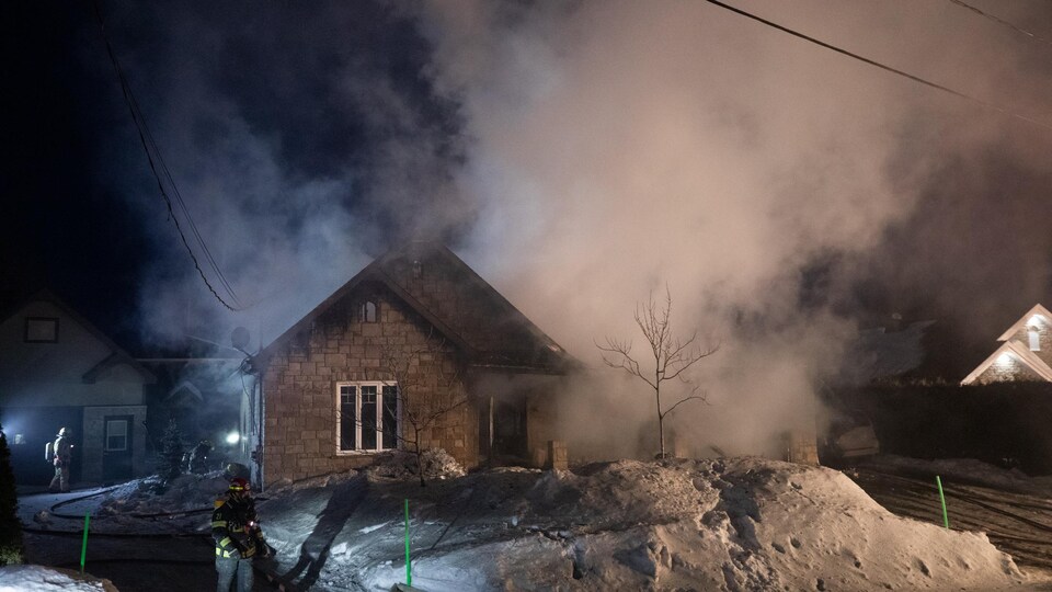 Une résidence fumante après un incendie