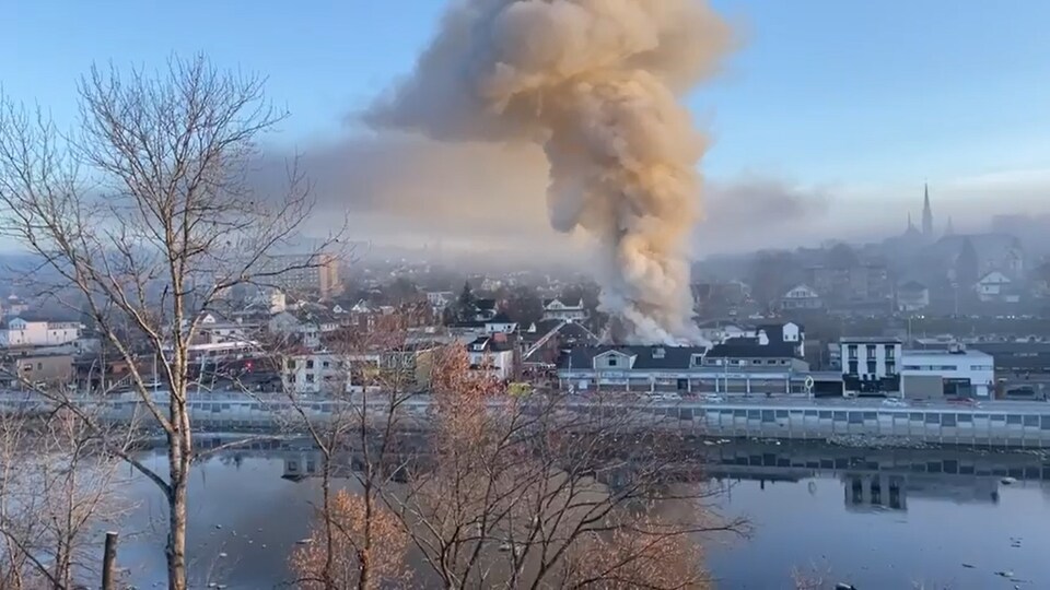 Un immense panache de fumée s'élève au-dessus de Saint-Georges.