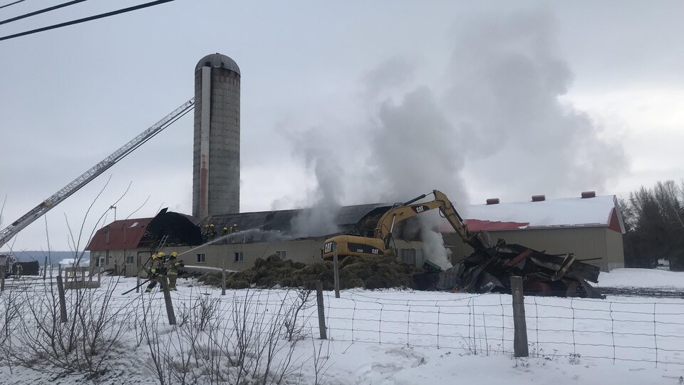 Une quarantaine de pompiers ont lutté contre l'incendie.