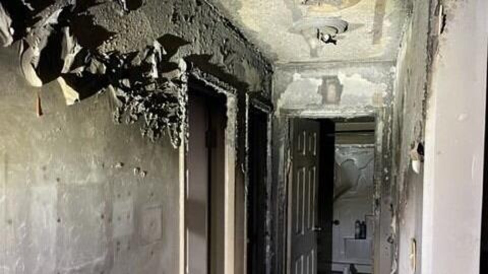 Le corridor de l'appartement, après le feu. 