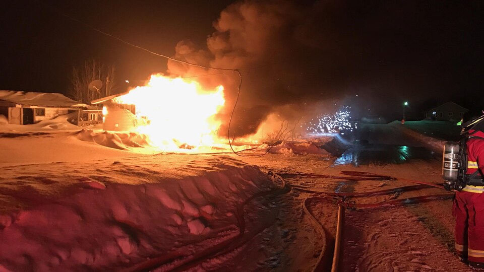 Une maison en flammes.
