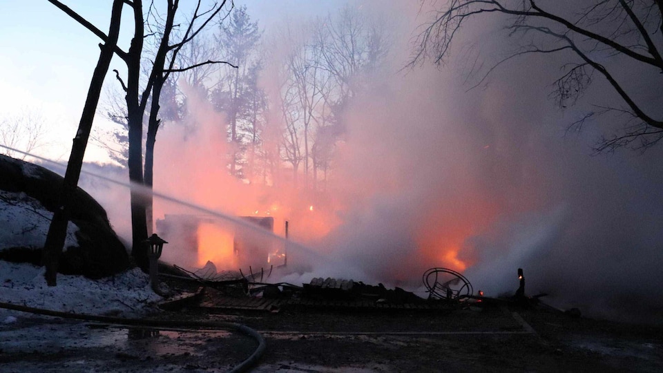 Un logement totalement détruit par les flammes.
