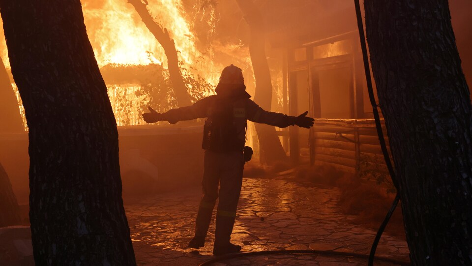 Un pompier combattant les flammes.