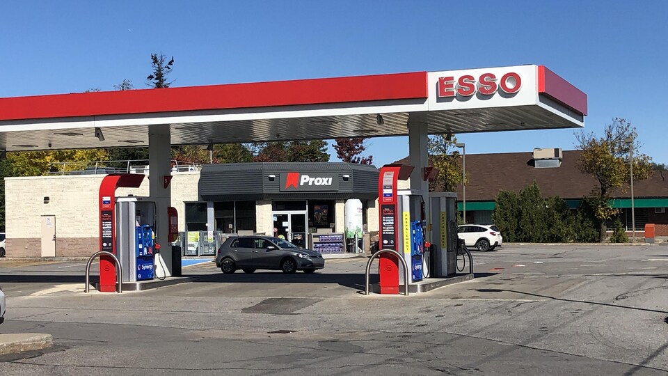 Un dépanneur exploité à l’intérieur d’une station-service.