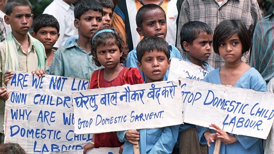 De jeunes Indiens manifestent contre le travail des enfants.