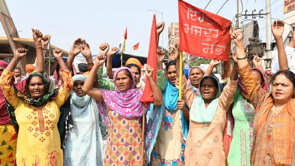 Des femmes manifestent en levant les bras.