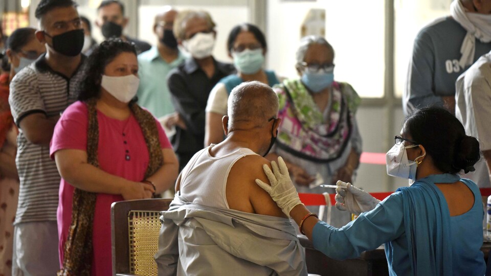 Un homme reçoit un vaccin à Gurugram, en Inde.