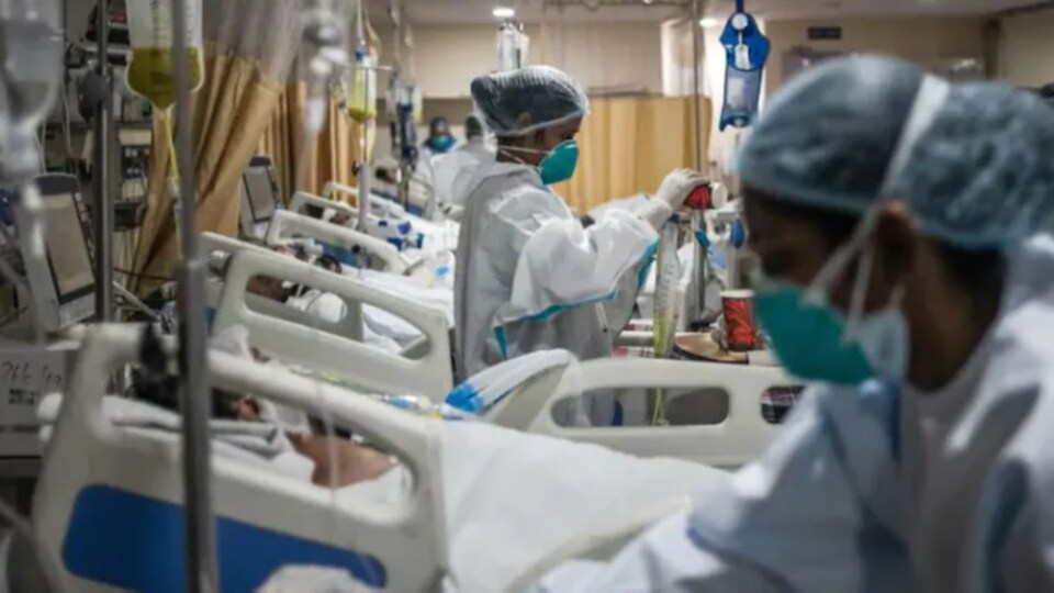 Des préposés aux soins dans un hôpital.