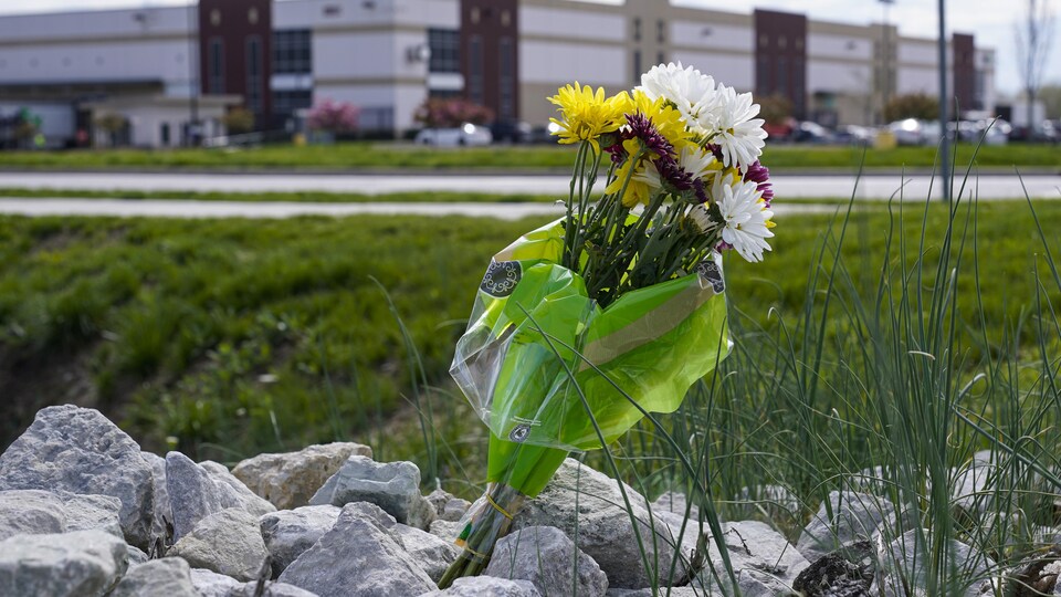 Des fleurs près du site d'une fusillade.