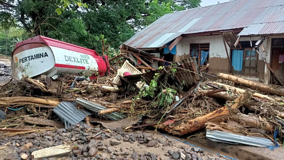 Débris d'inondation en Indonésie.