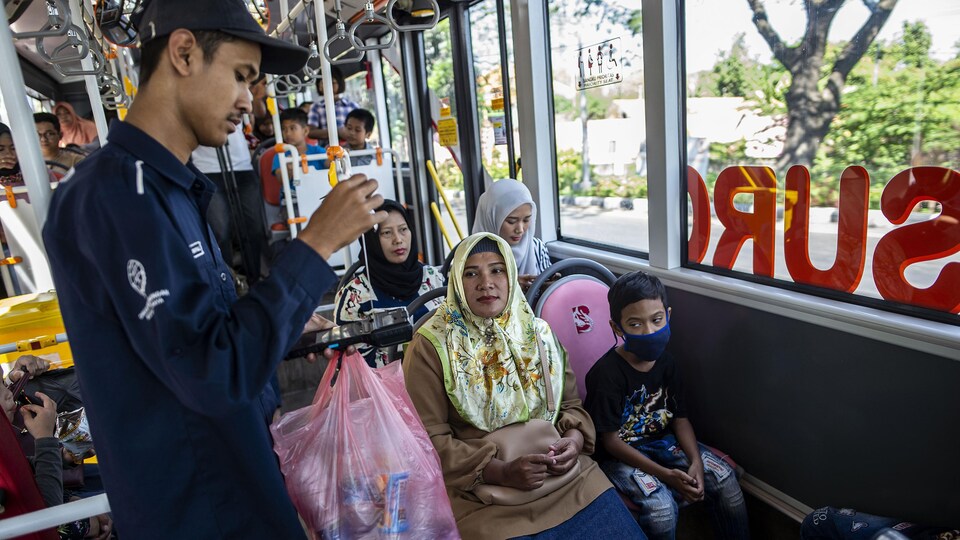 Des passagers sont assis dans un autobus.