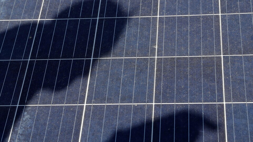 L'ombre d'une personne sur un panneau solaire.