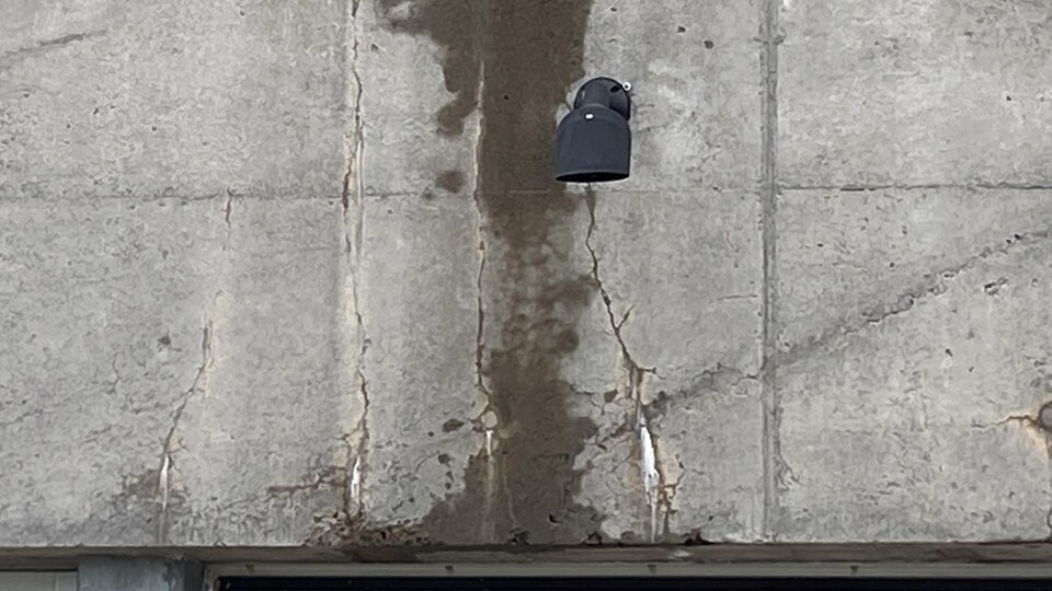 Des fissures et de l'infiltration d'eau sont apparents sur le béton de l'amphithéâtre Cogeco.