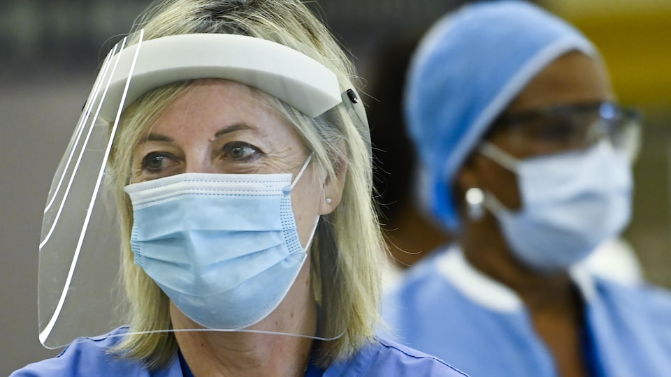 Une infirmière de l'Hôpital Humber River de Toronto portant un masque et une visière.
