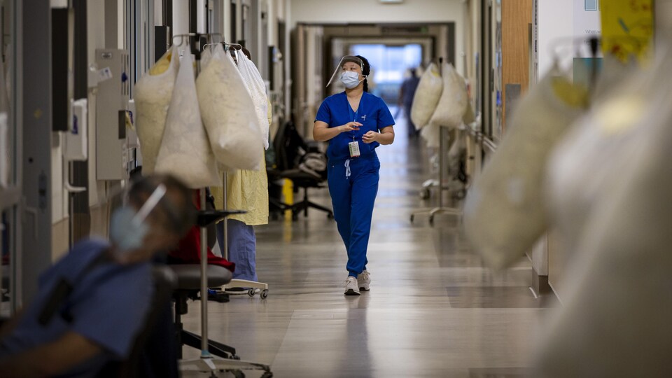 Une infirmière marche dans un couloir au service de soins intensifs de l'Hôpital Humber River de Toronto en janvier 2022.