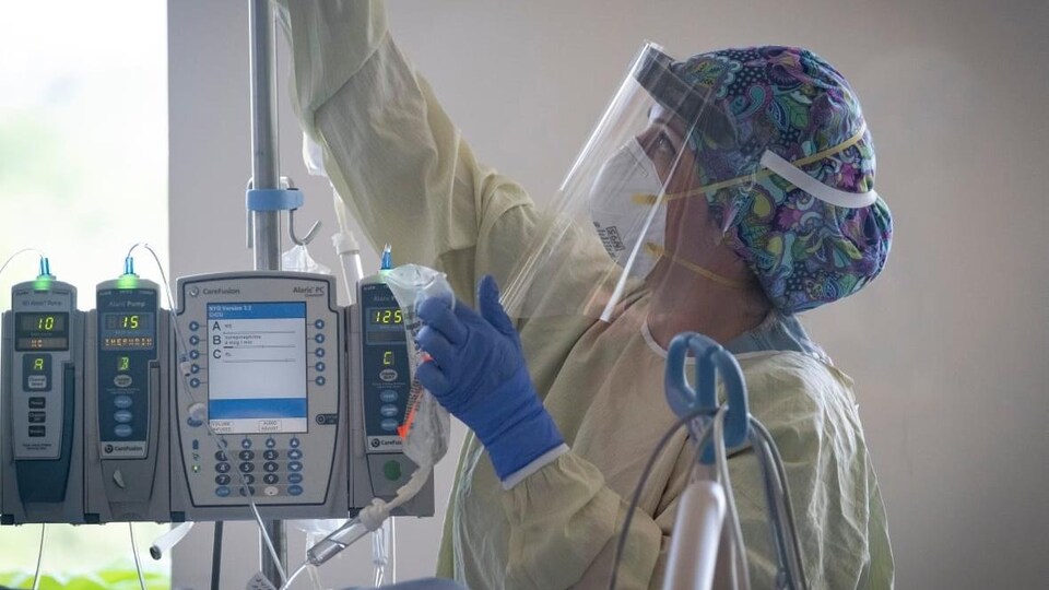Une infirmière travaille aux soins intensifs dans un hôpital.