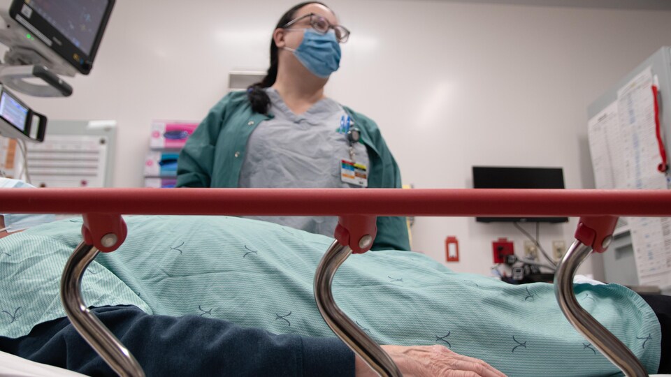 Une infirmière travaille sur un patient à l'urgence du Centre hospitalier universitaire (CHU) Dr-Georges-L.-Dumont.