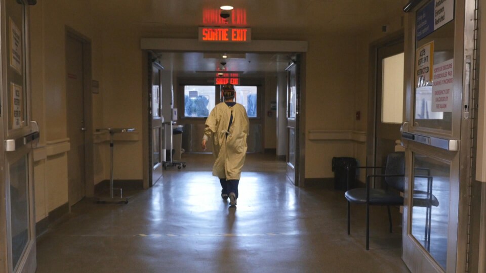 Une infirmière quitte un hôpital.