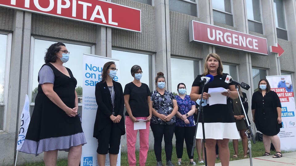 Stéphanie Goulet et des infirmières devant l'urgence d'un hôpital.