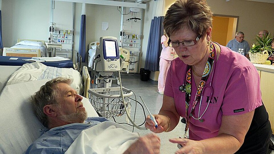 Une infirmière soigne un patient.