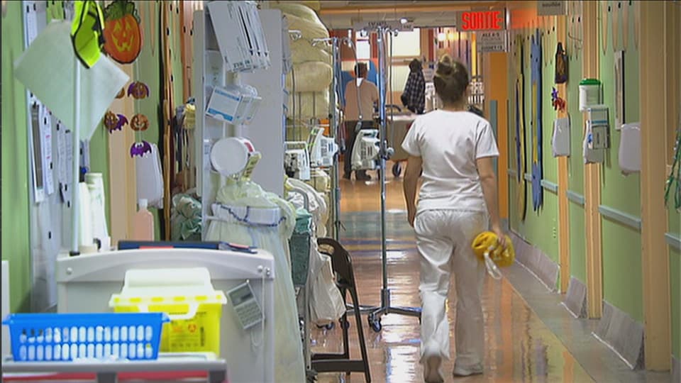 Une infirmière dans un couloir d'hôpital