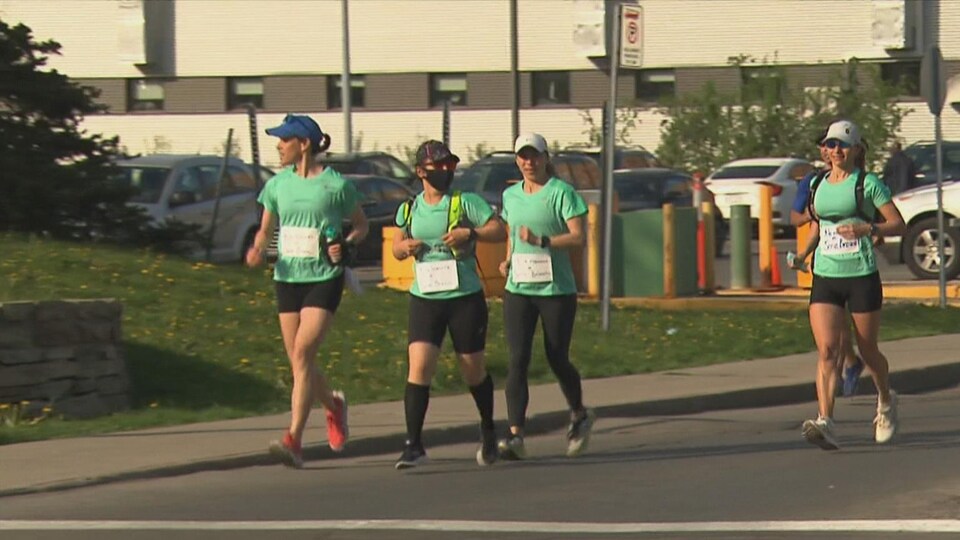 Des infirmières courent à Montréal.