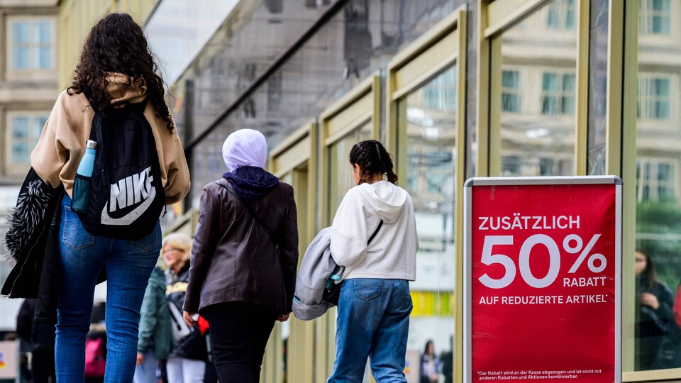 Des gens marchent dans une rue commerciale en Allemagne.