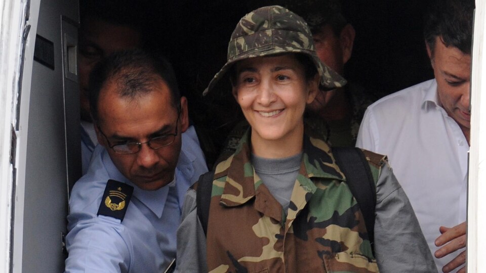 Ingrid Bétancourt à son arrivée à la base aérienne de Catam, à Bogota, le 2 juillet 2008.