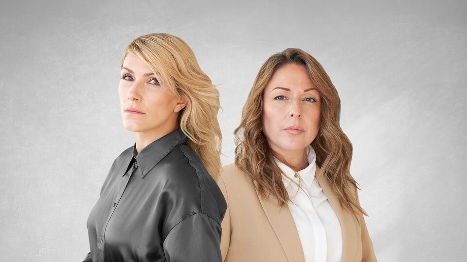 Deux femmes posent pour la caméra, devant un fond blanc.