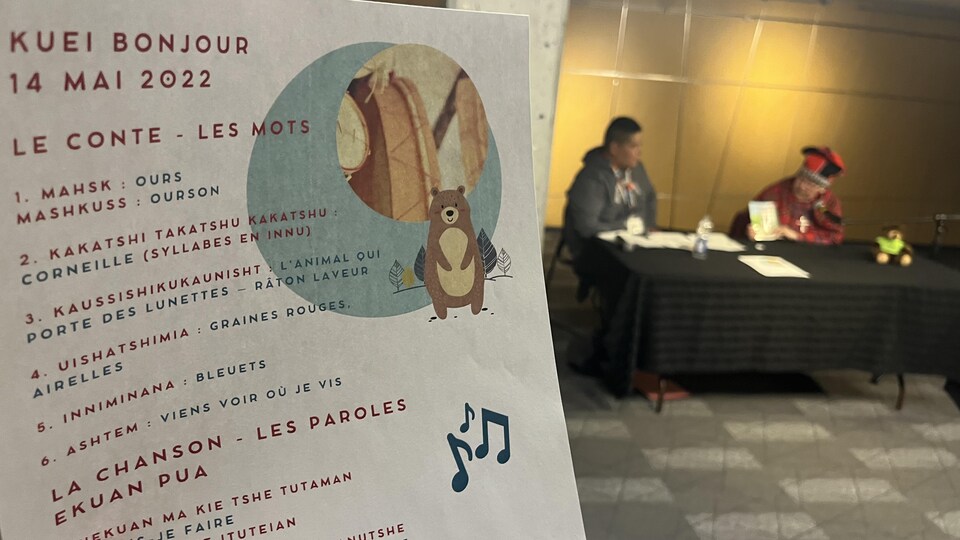 Un texte de conte en gros plan avec une traduction de l'innu au français.