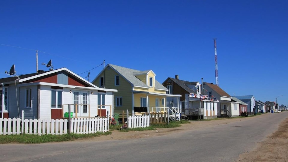 Des maisons alignées sur une rue déserte.