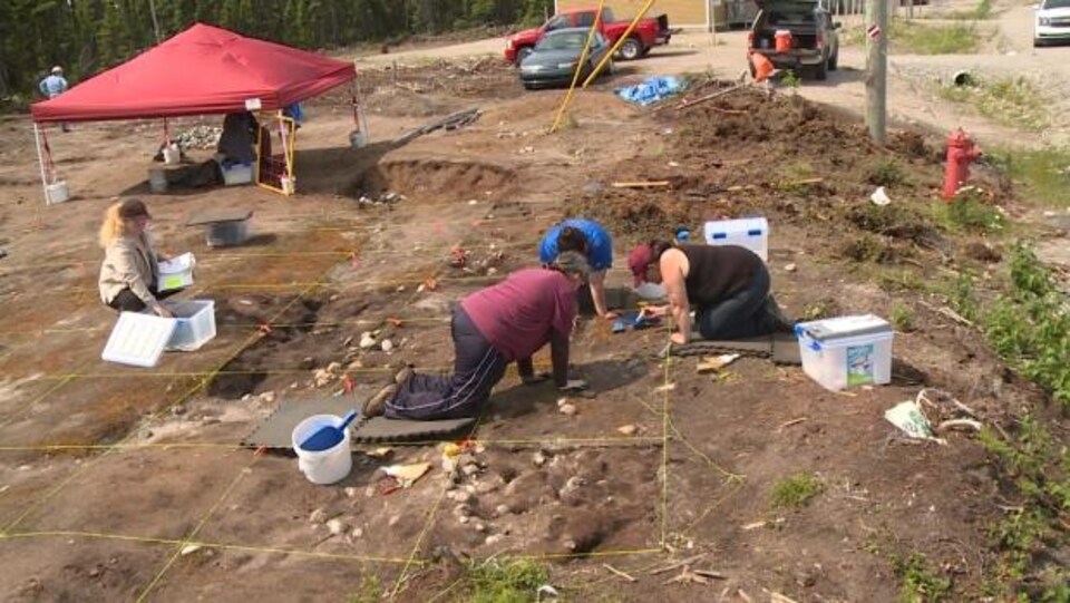 Des gens de la communauté de Sheshatshiu effectuent des fouilles archéologiques sur un terrain pouvant accueillir deux nouvelles maisons.