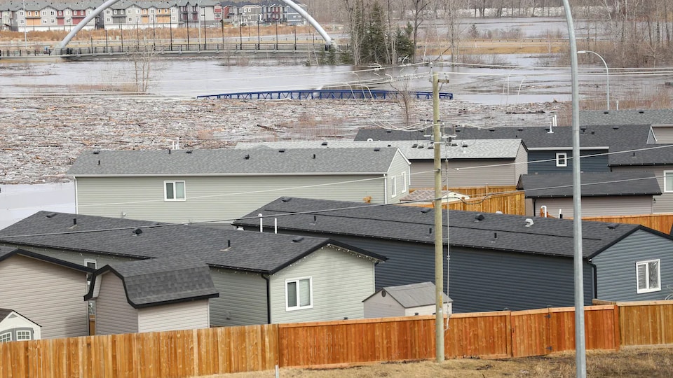 Les maisons de Ptarmigan Court à Fort McMurray lors de l'inondation d'avril 2020.