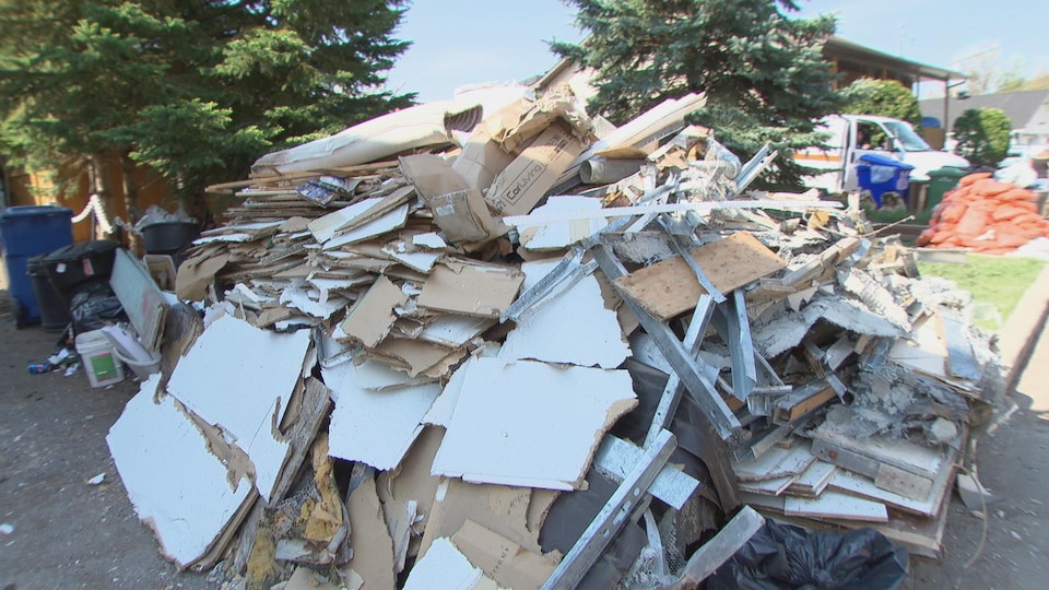 Un tas de débris de matériaux de construction sur un terrain.