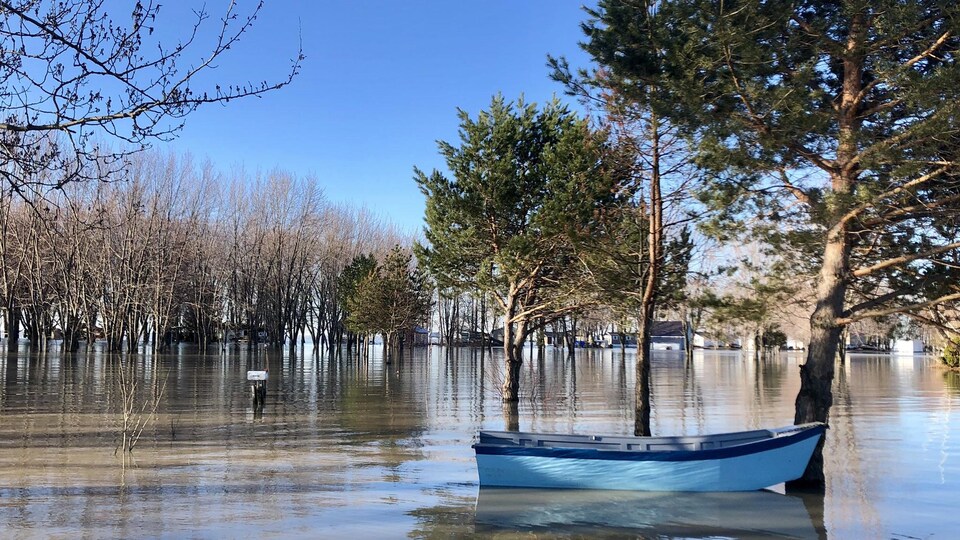 Une chaloupe sur un plan d'eau formé par le débordement du lac Saint-Pierre.