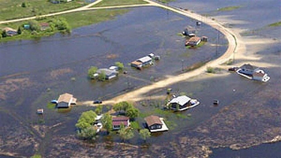 Des maisons et chemins inondés