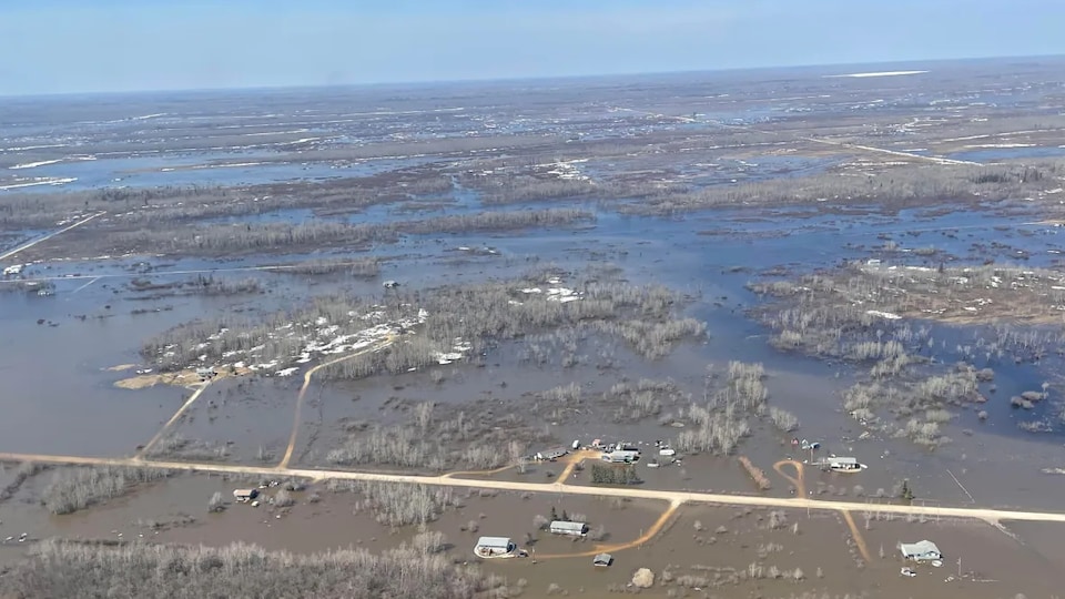 Une photo du haut des airs qui montre l'étendue de l'inondation dans la communauté autochtone de Peguis, au Manitoba.