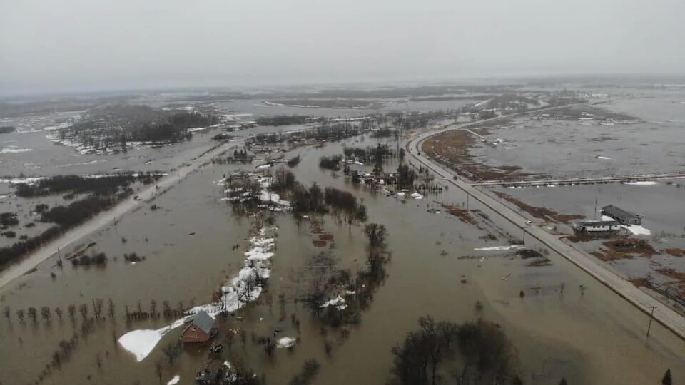 Vue aérienne de la Première nation de Peguis inondée.