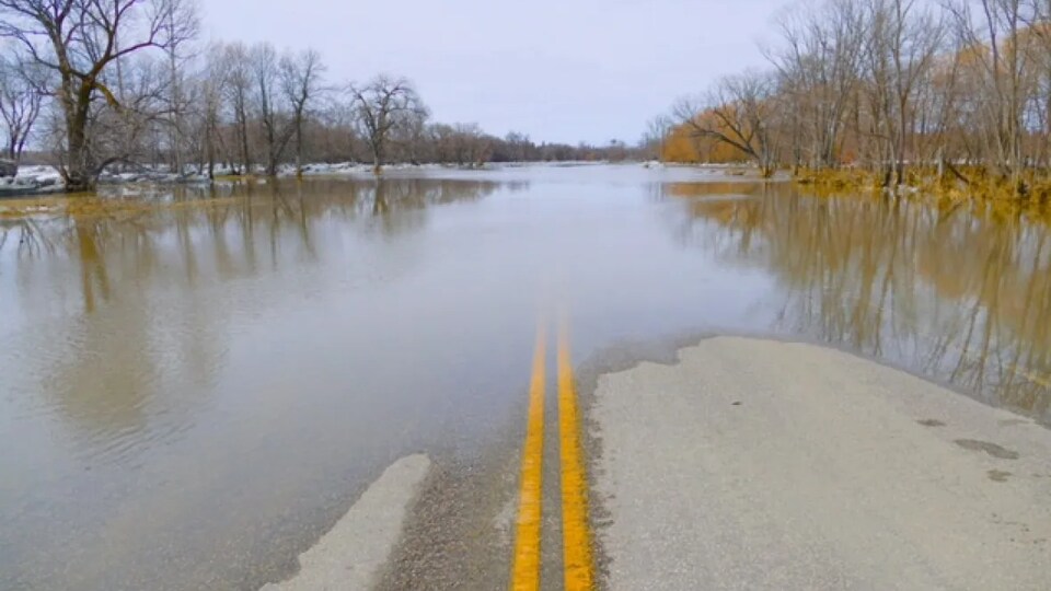 La route 204 près de Selkirk au Manitoba inondée.