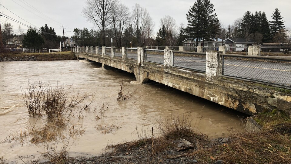 La rivière est pratiquement au niveau d'un pont le 2 décembre 2020.