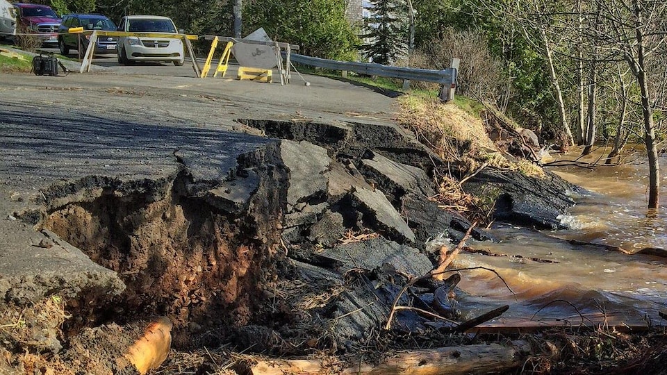 Une route en milieu rural gravement érodée par une inondation