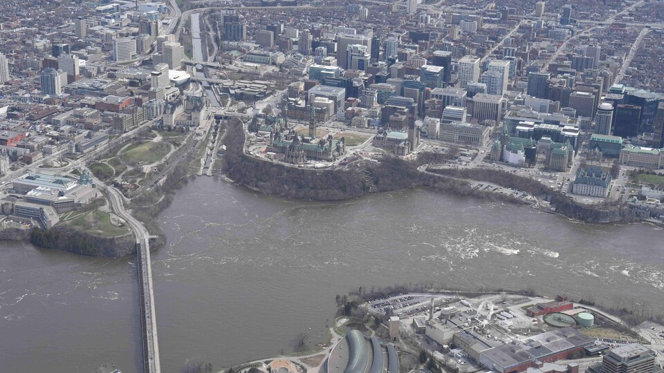 La colline du Parlement, à Ottawa, pendant la crue printanière historique de 2019.