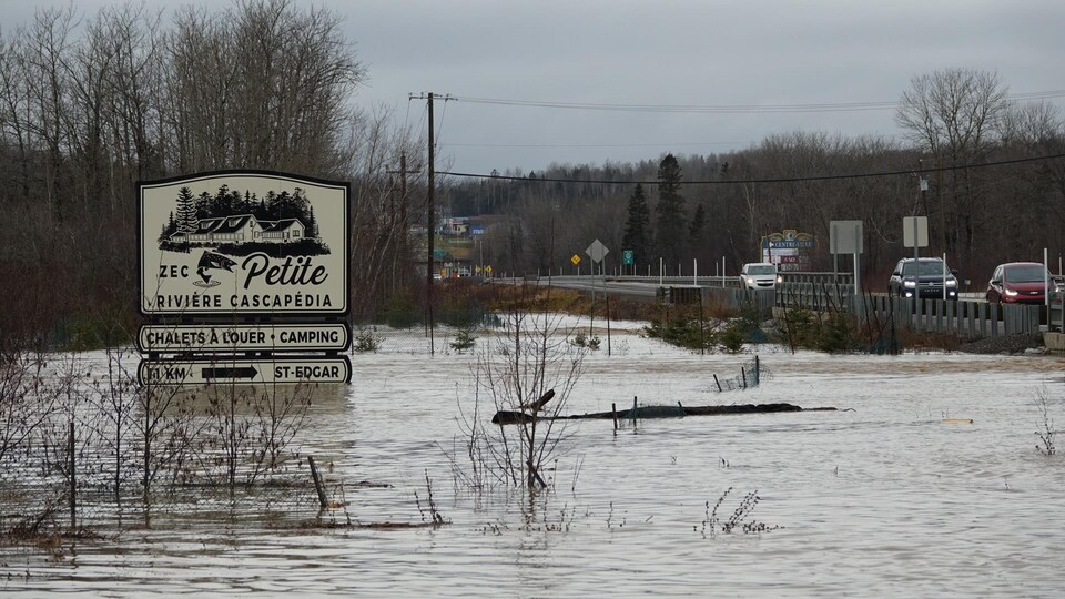 L'eau a atteint une pancarte annonçant la ZEC de la Petite-rivière-Cascapédia le 2 décembre 2020.