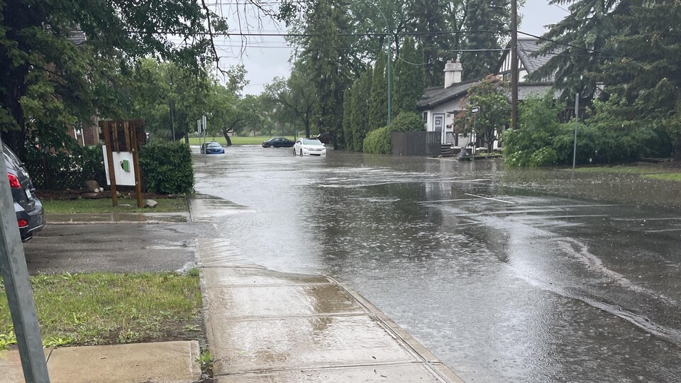 La montée des eaux dans une rue.