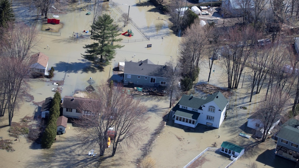 Images aériennes de plusieurs maisons entourées d'eau