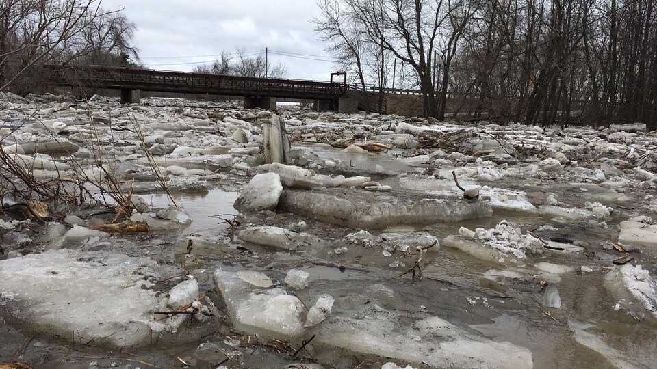 De gros morceaux de glace dans une rivière.
