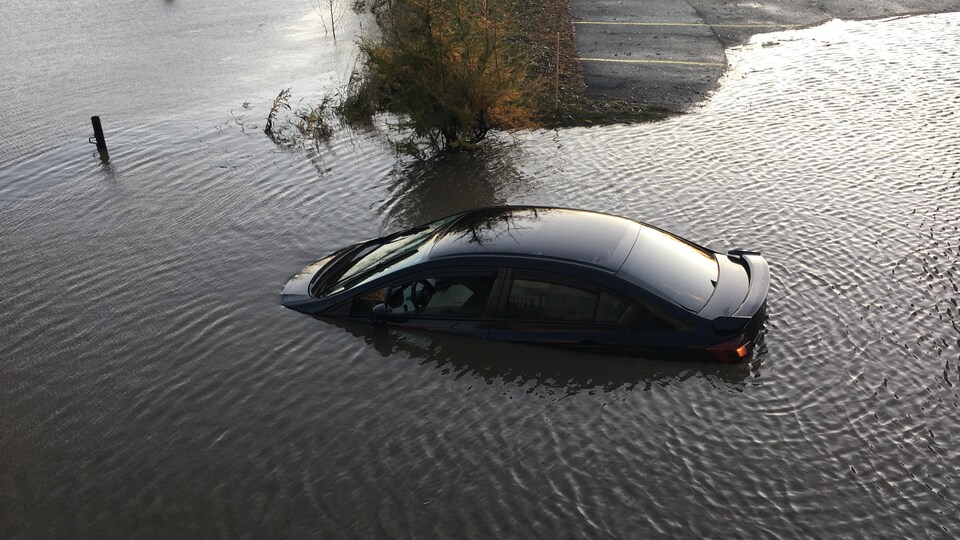 Une voiture submergée.