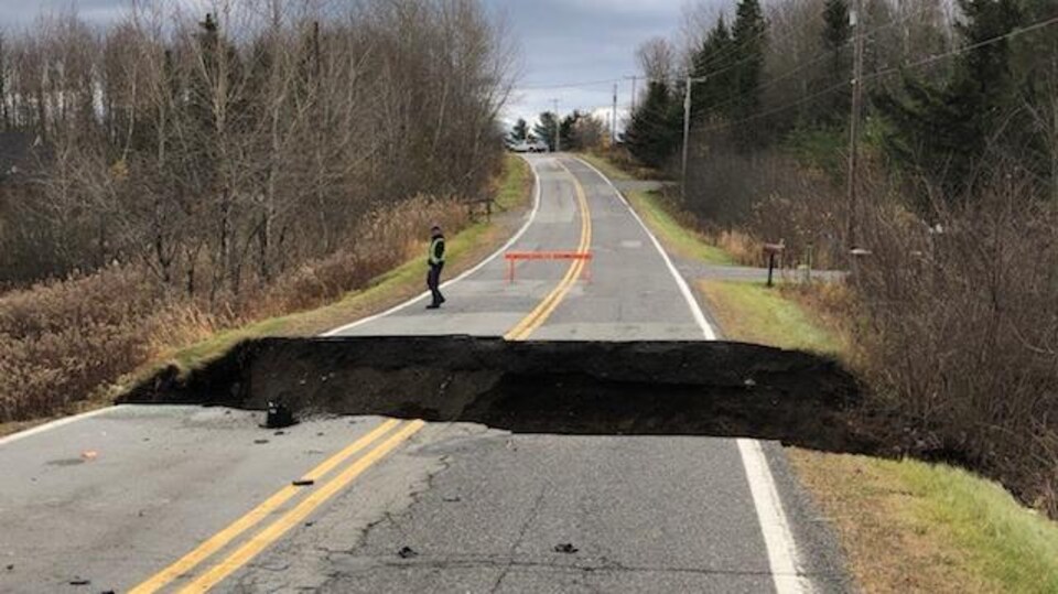 Une crevasse de plusieurs mètres de largeur a scindé le chemin Fulford, à Lac-Brome, en raison de la pluie.